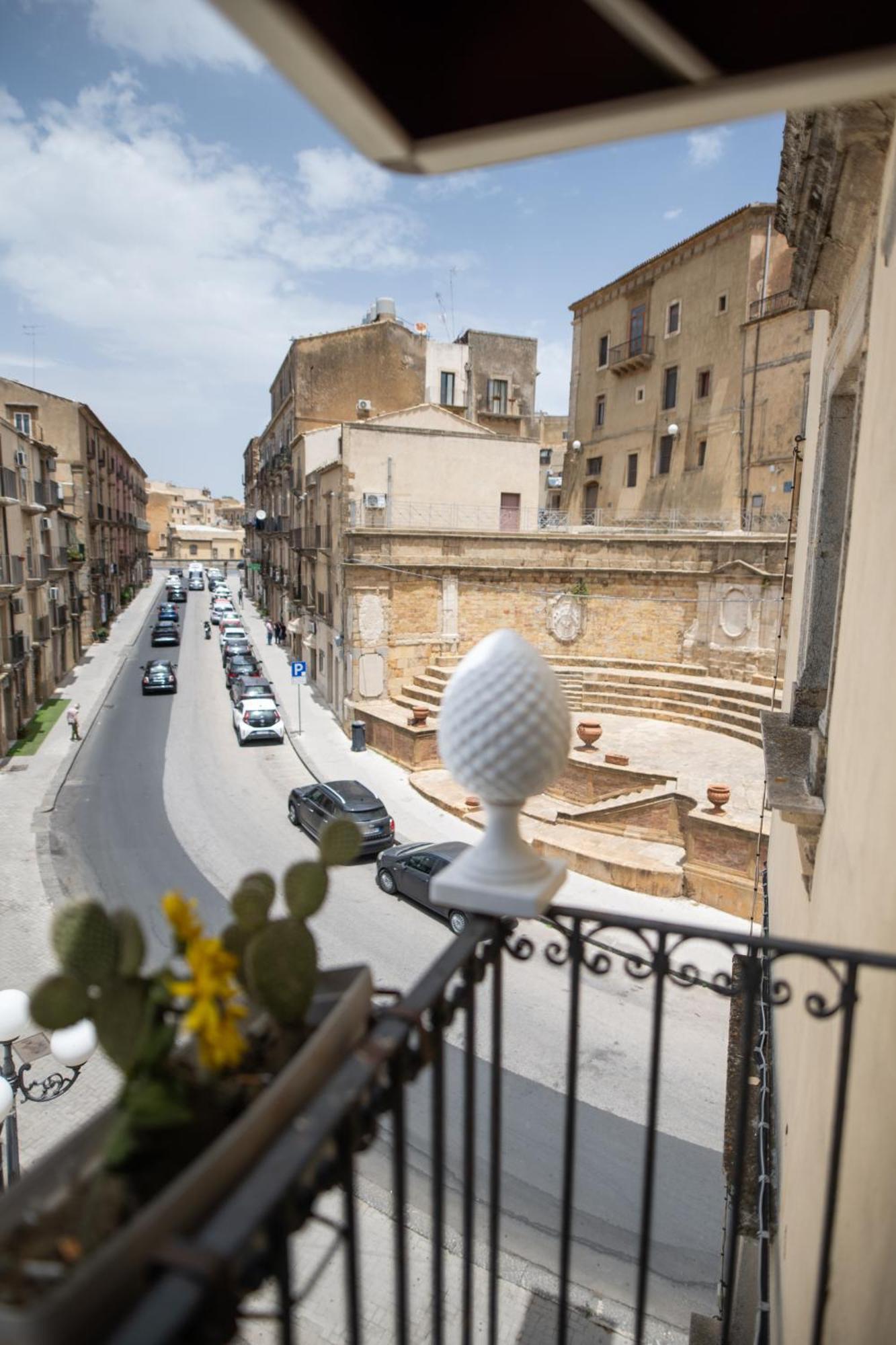 B&B Regina Carolina Caltagirone Exterior photo